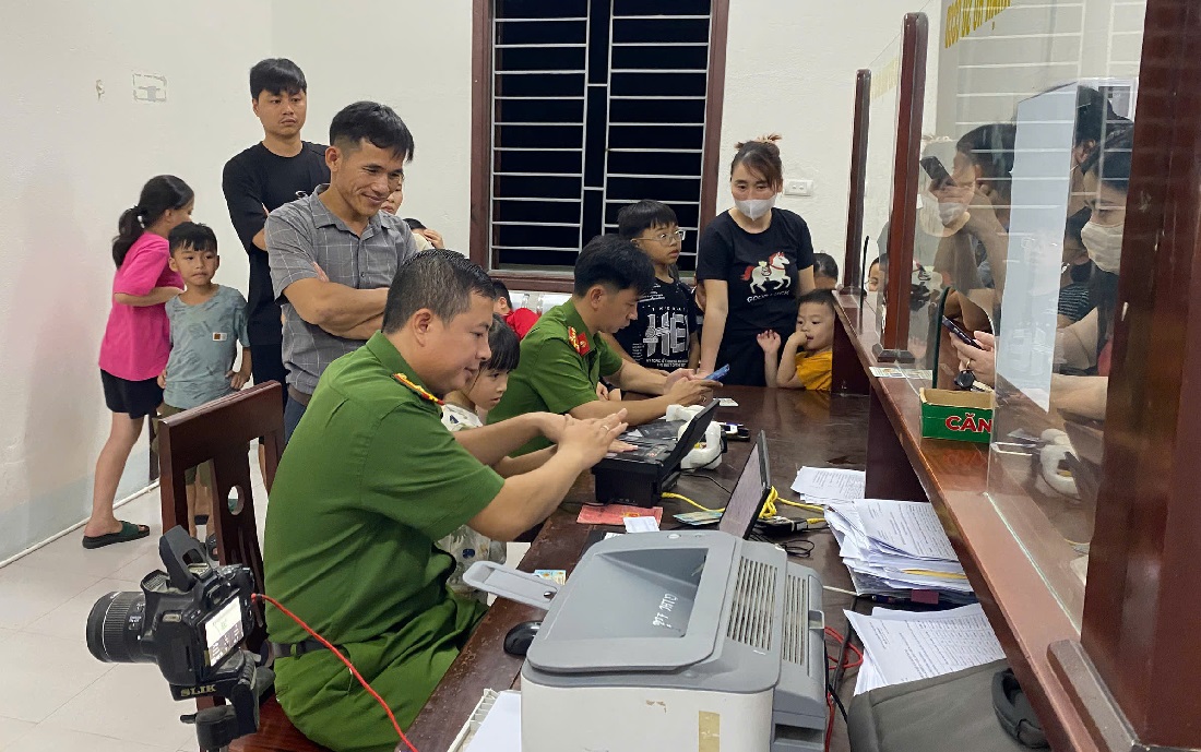 Công an phường Tân Mai tăng cường cấp căn cước, định danh điện tử cho học sinh