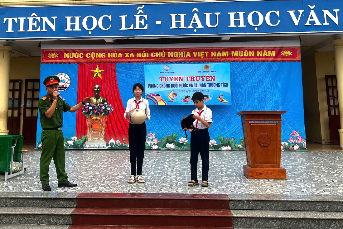 Công an phường Tân Mai tuyên truyền pháp luật, kỹ năng an toàn cho học sinh THCS