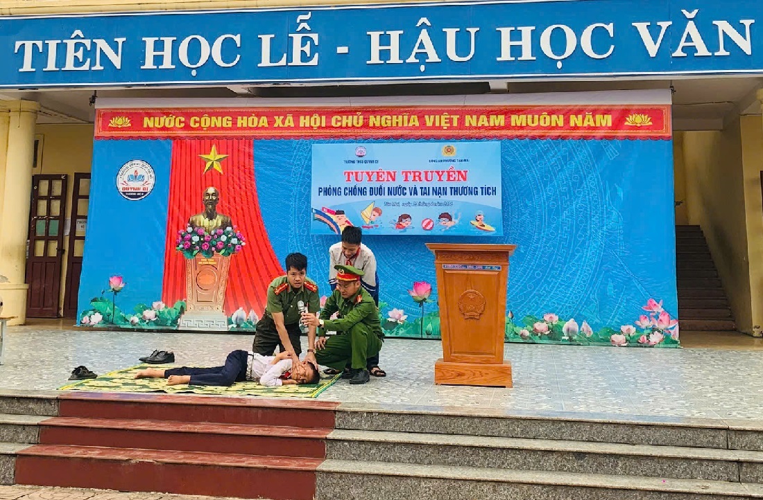 Công an phường hướng dẫn học sinh kỹ năng phòng tránh đuối nước và đội mũ bảo hiểm đúng cách