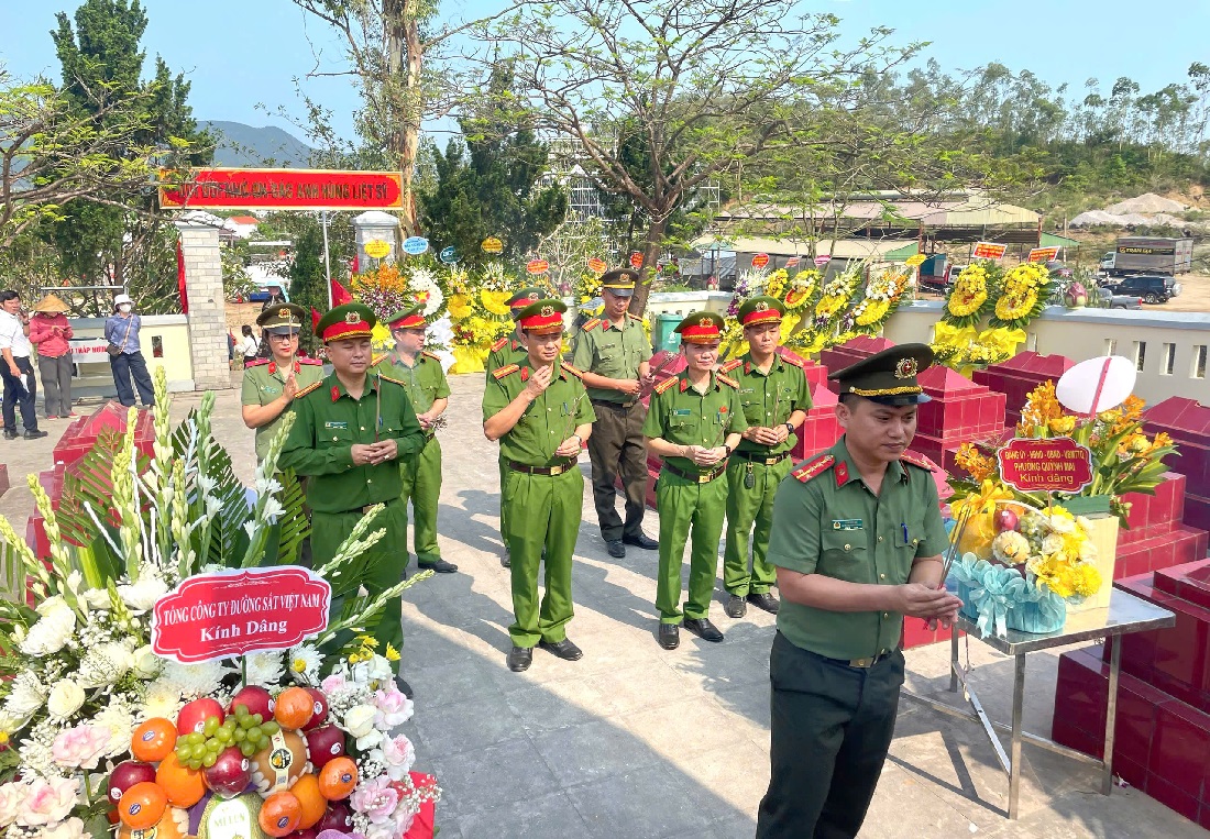 Công an phường Tân Mai dâng hoa, dâng hương tưởng niệm các anh hùng liệt sĩ