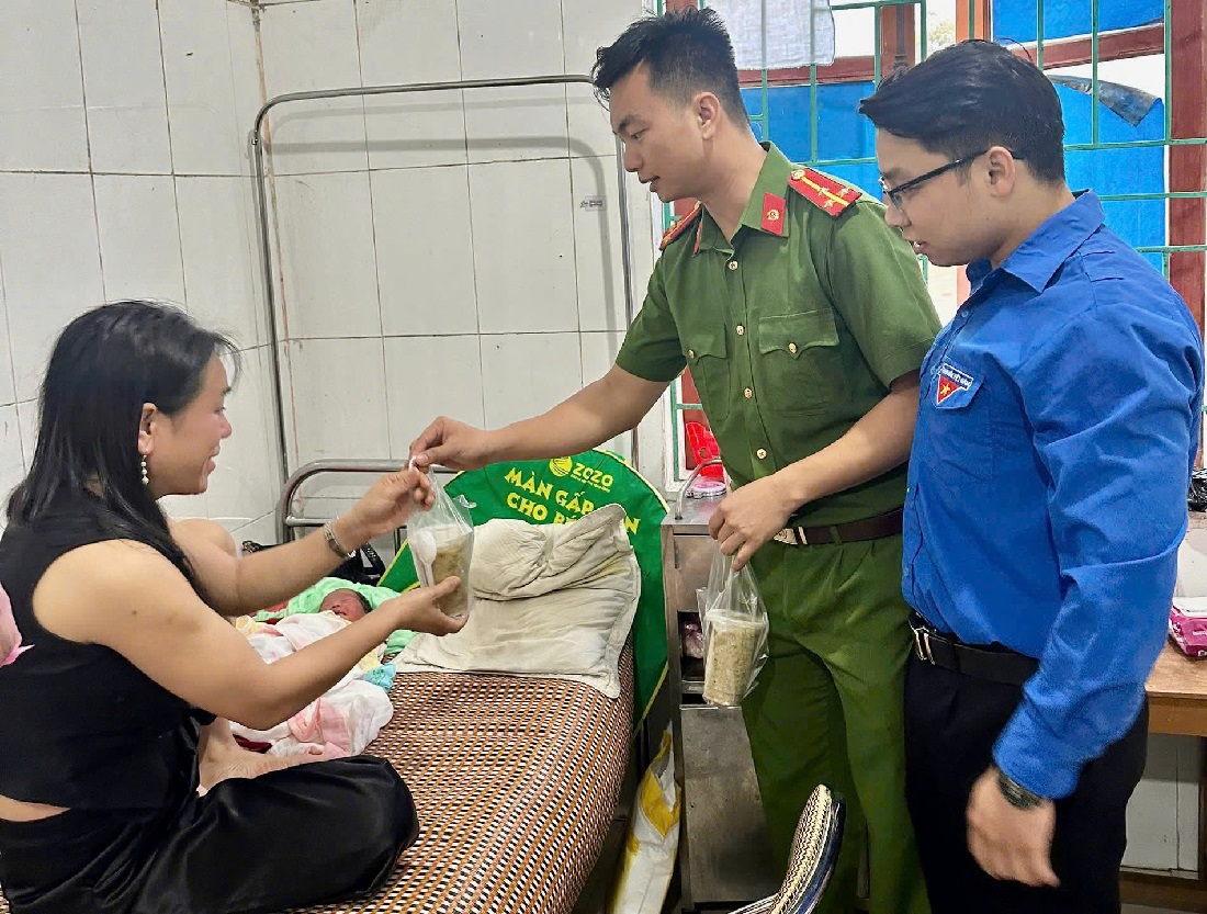 Công an xã Tiền Phong phát cháo cho bệnh nhân có hoàn cảnh khó khăn