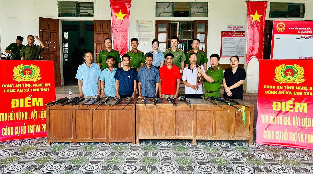 Tuyên truyền, vận động và ký cam kết chấp hành quy định của pháp luật về quản lý, sử dụng vũ khí, vật liệu nổ