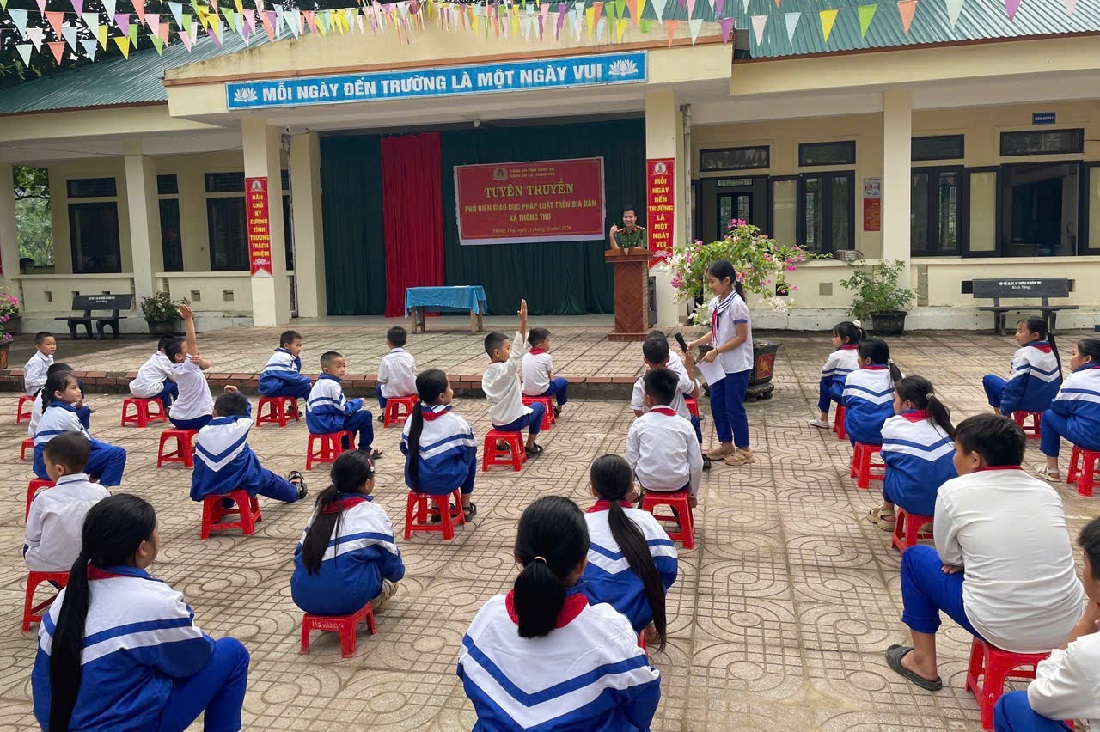 Công an xã Thông Thụ tuyên truyền, phổ biến giáo dục pháp luật cho học sinh