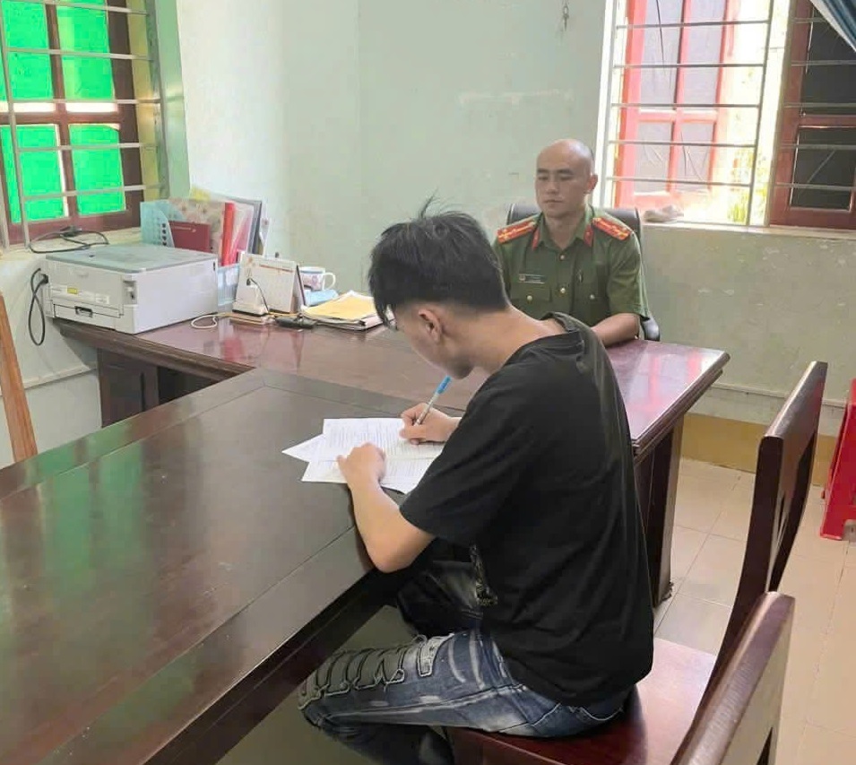 Công an xã Yên Na kiểm danh, kiểm diện các trường hợp đã chấp hành xong án phạt tù và án treo