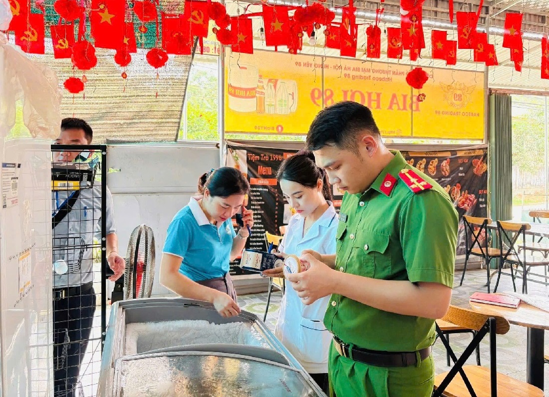 Công an xã Cam Phục phối hợp kiểm tra an toàn thực phẩm