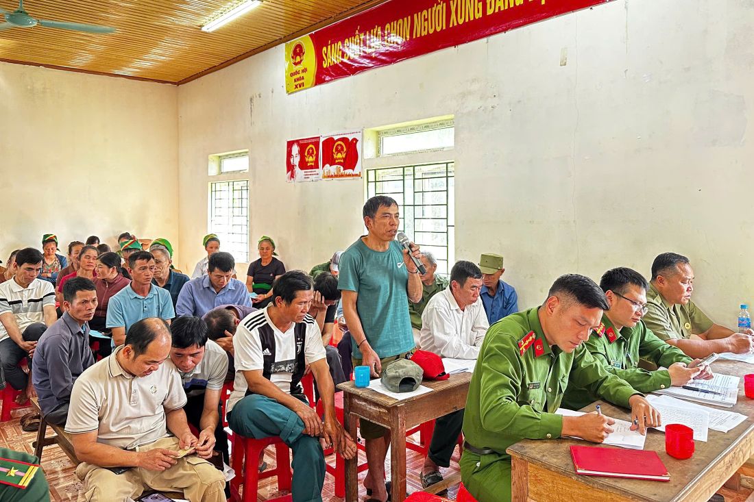 Người dân đóng góp ý kiến liên quan đến bảo đảm ANTT