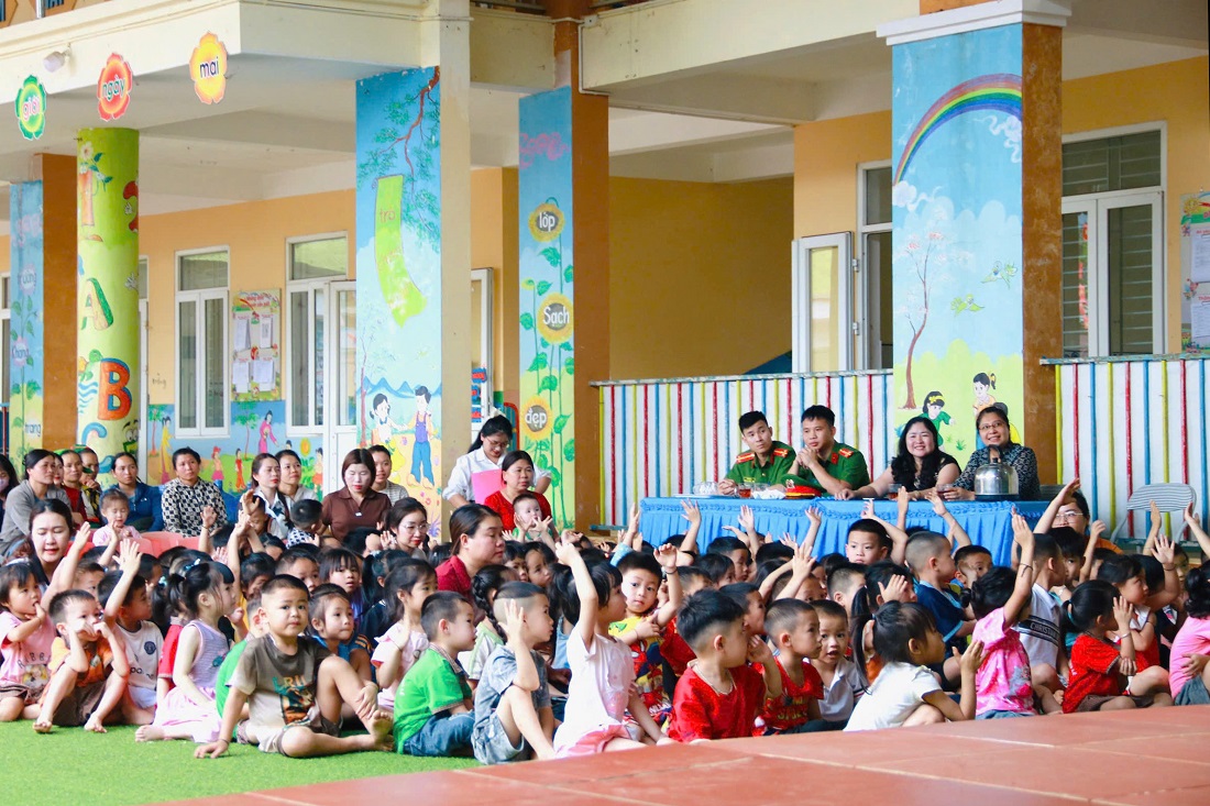 Trẻ hào hứng tham gia buổi tuyên truyền