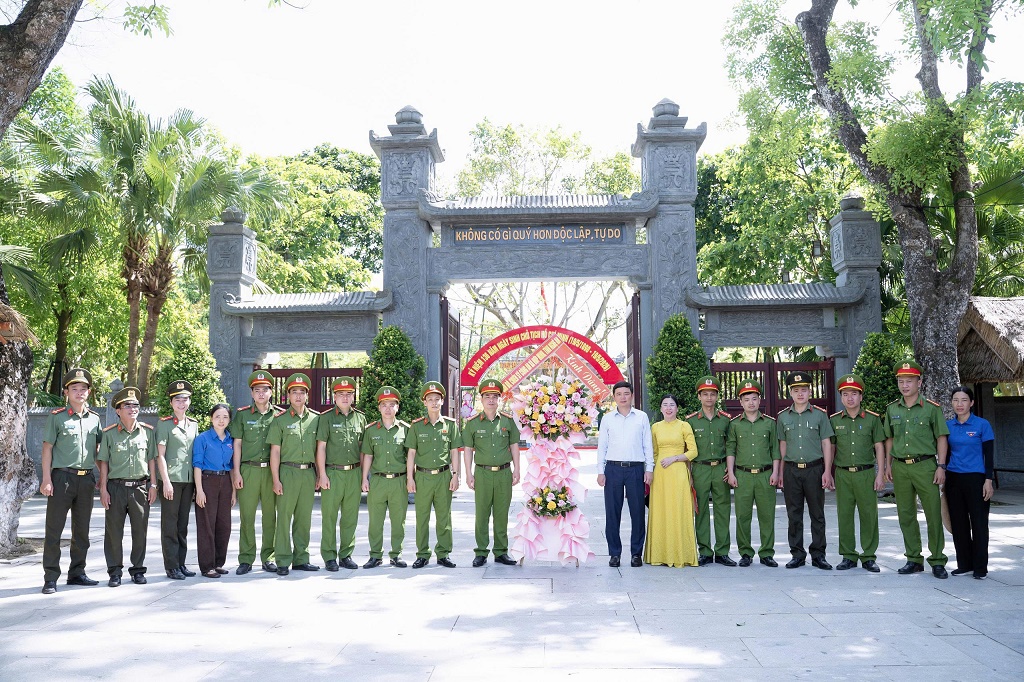 Đoàn công tác dâng hương tại Khu Di tích Kim Liên
