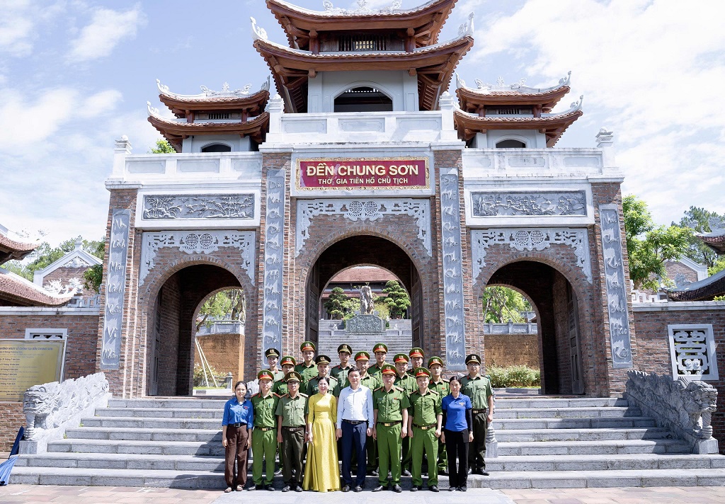 Tại Đền Chung Sơn