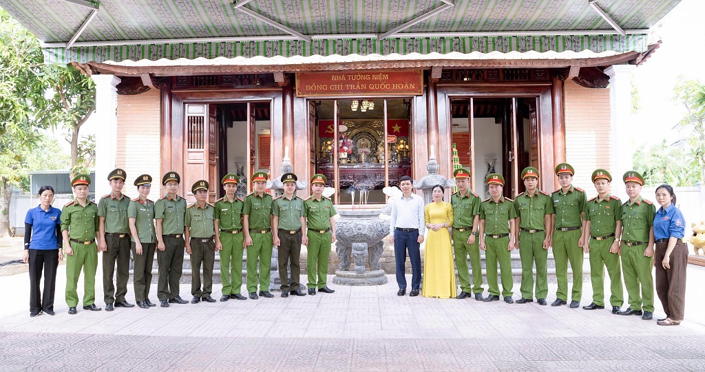 Tại Nhà tưởng niệm Cố Bộ trưởng Trần Quốc Hoàn