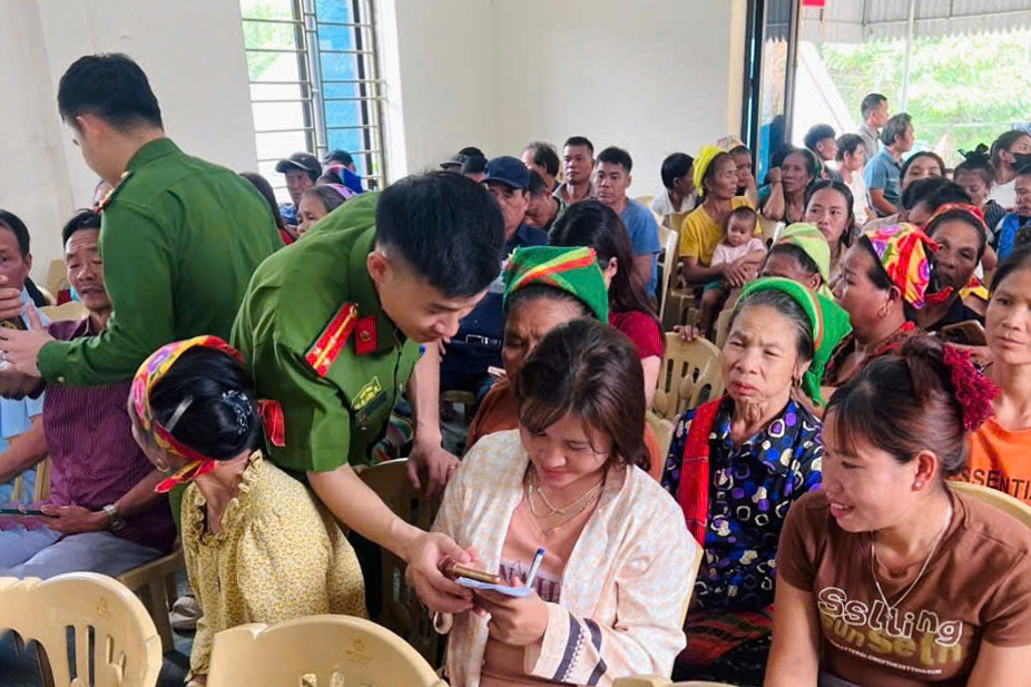 Công an xã Tri Lễ đưa công nghệ số về với bản làng biên giới