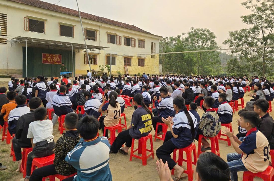 Đông đảo học sinh tham gia buổi tuyên truyền