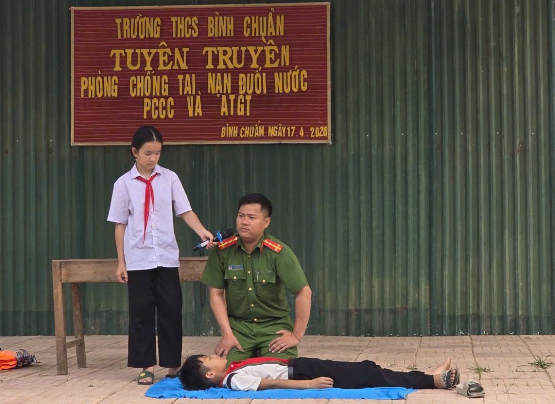 Công an xã Bình Chuẩn tuyên truyền, phổ biến pháp luật cho học sinh THCS