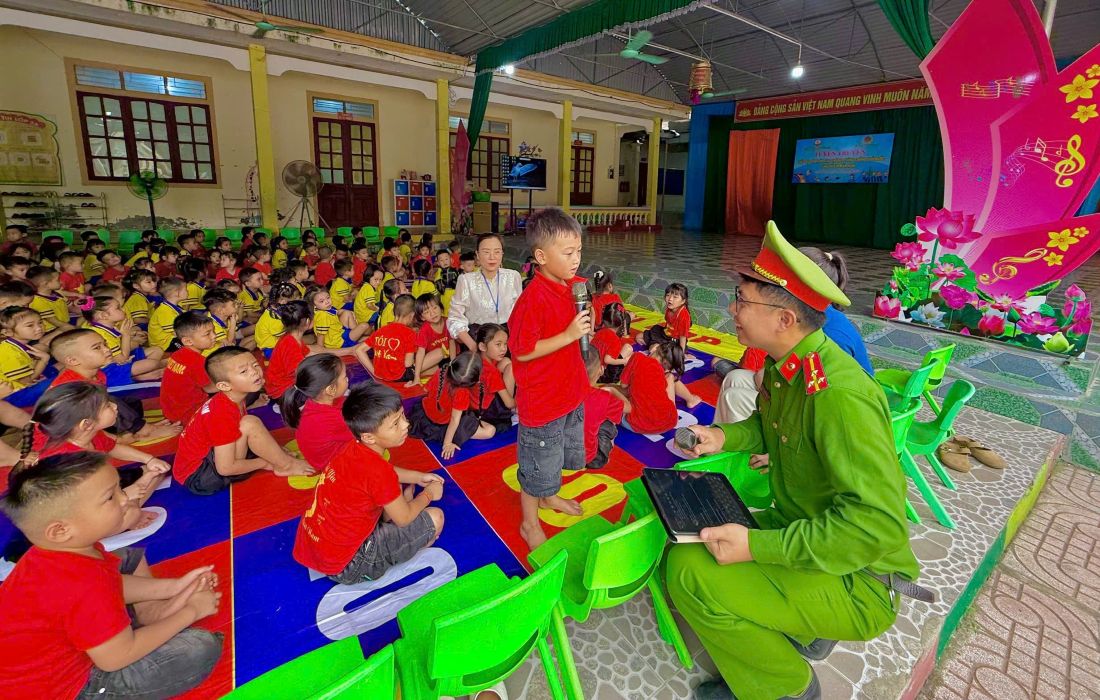 Công an xã Châu Khê tuyên truyền an toàn giao thông, phòng chống đuối nước cho trẻ mầm non