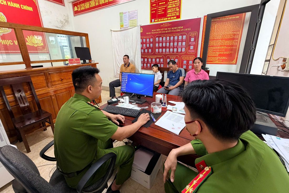 Công an xã Châu Khê đẩy mạnh thu nhận hồ sơ cấp tài khoản định danh điện tử mức 2 cho trẻ em