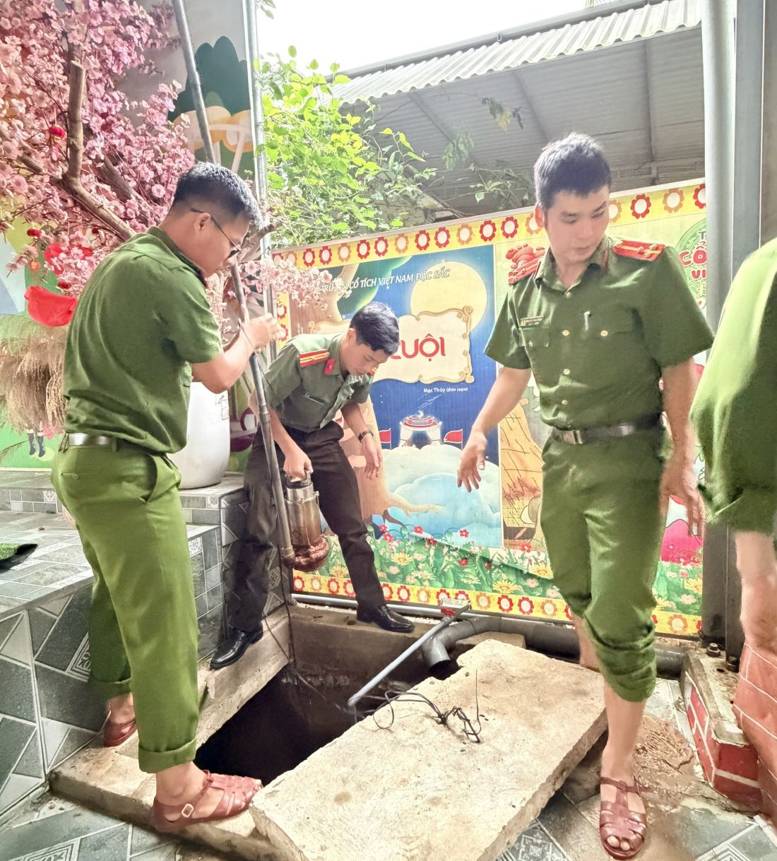 Công an xã Châu Khê phối hợp đưa nước sinh hoạt về Trường Mầm non Lạng Khê