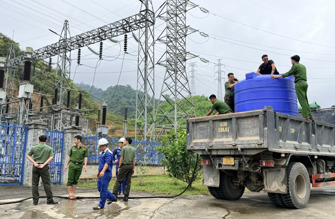 Công an xã Châu Khê hỗ trợ nước sạch cho trường mầm non
