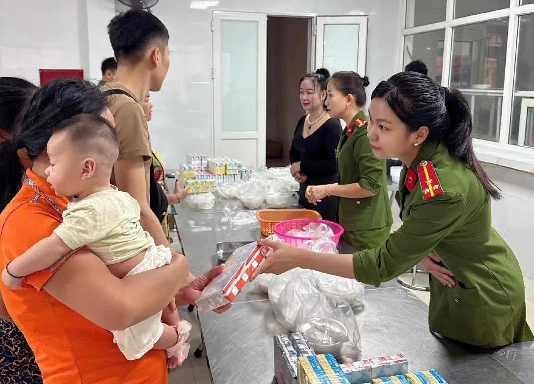 Công an xã Cam Phục phát cháo và sữa đến bệnh nhân