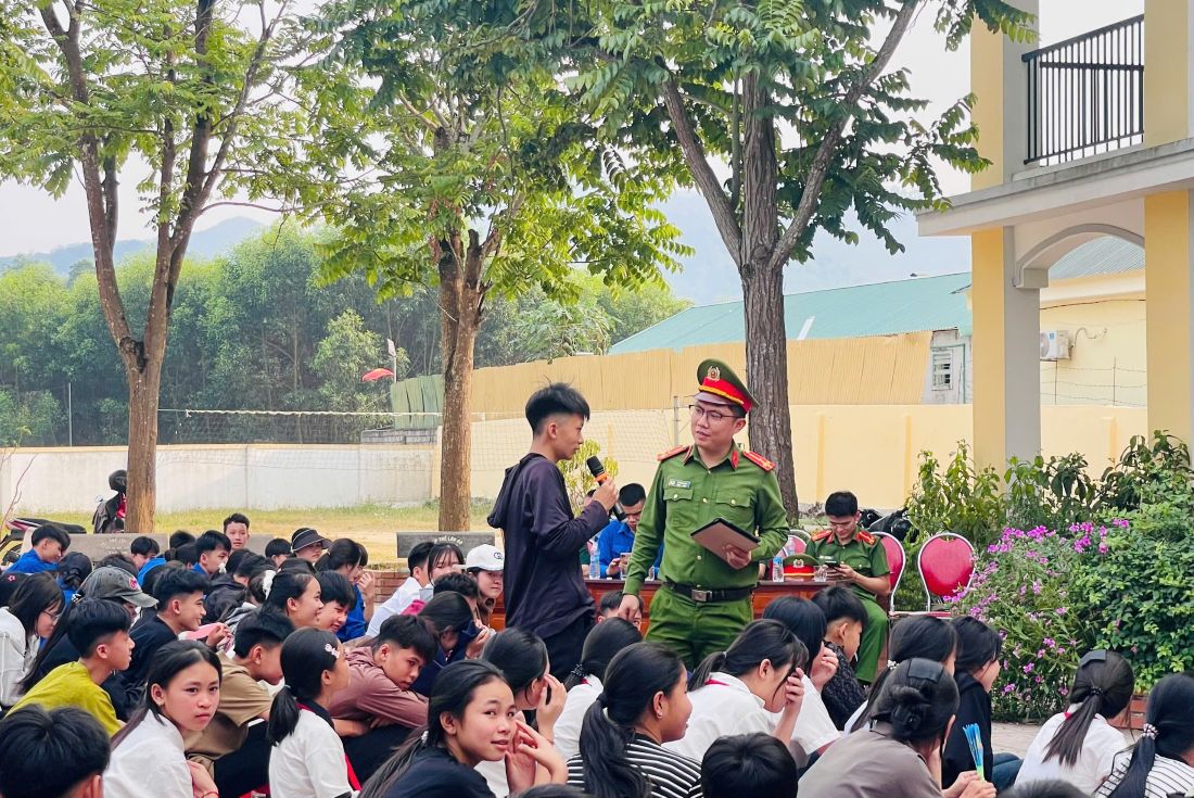 Công an xã Châu Khê tổ chức ngoại khóa giáo dục truyền thống, tuyên truyền, phổ biến pháp luật cho học sinh