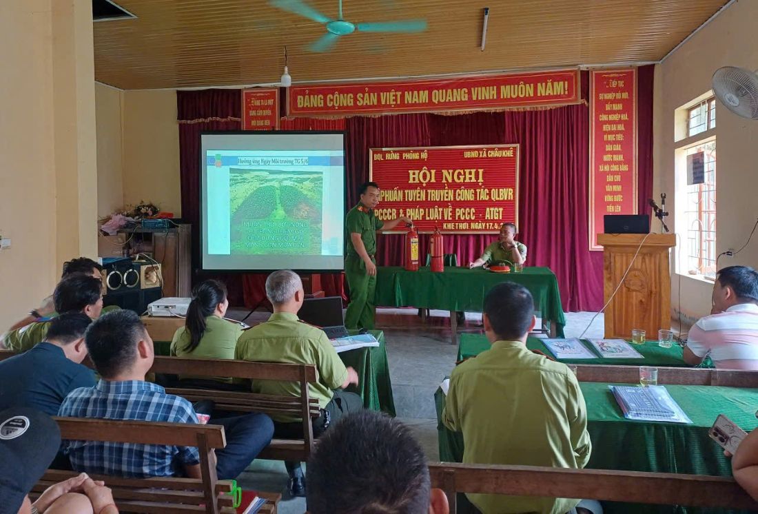 Công an xã Châu Khê tuyên truyền pháp luật cho người dân