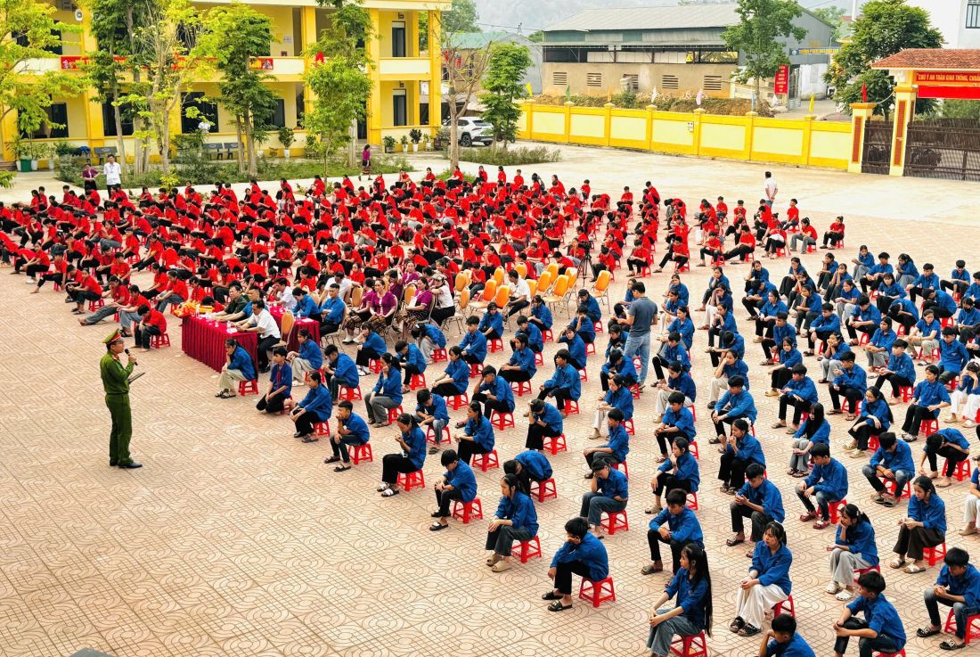 Đông đảo học sinh tham gia buổi tuyên truyền