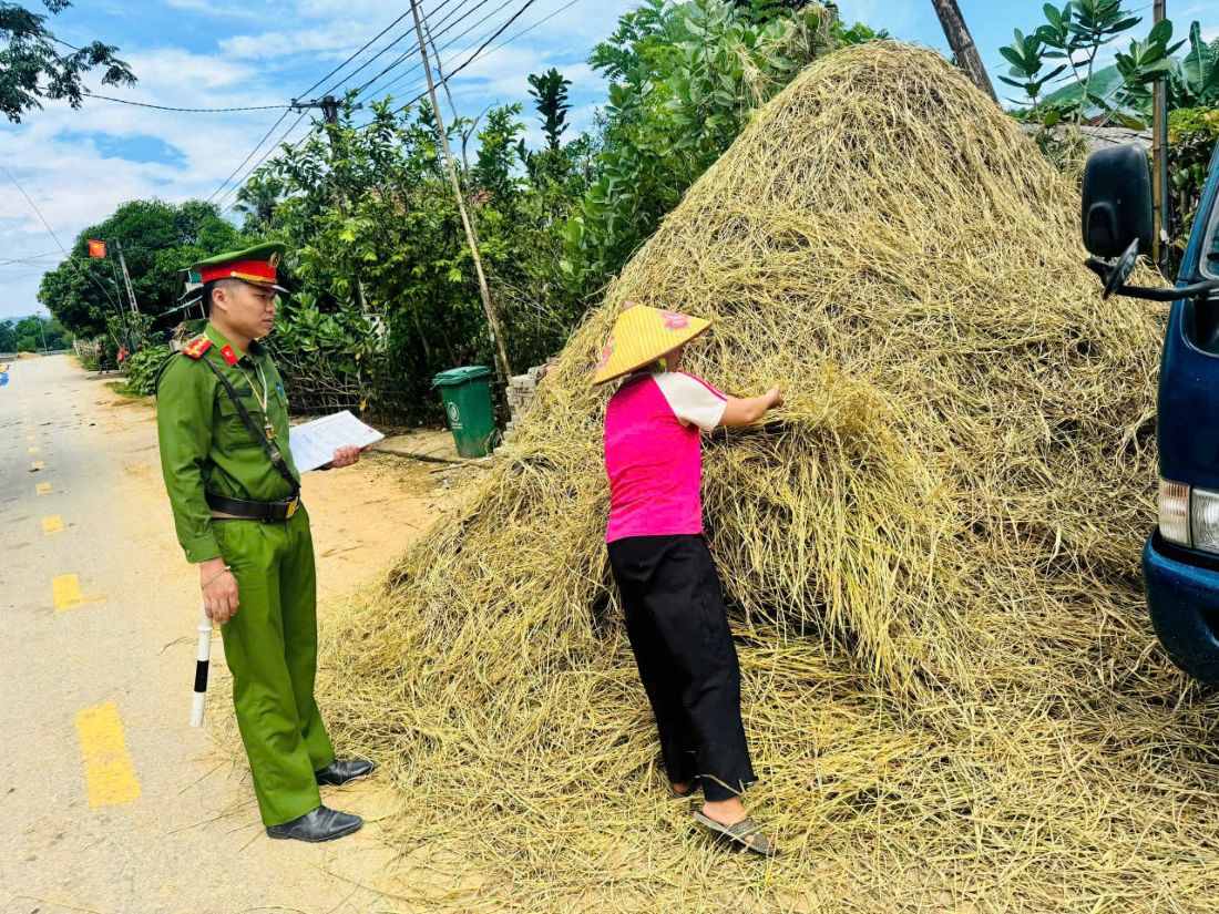Công an xã kiểm tra, nhắc nhở người dân không phơi lúa và rơm rạ trên đường