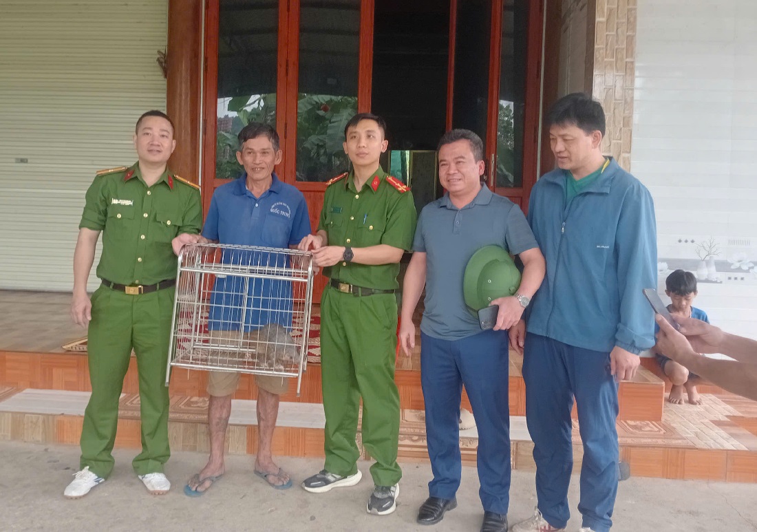 Công an xã Cam Phục tuyên truyền, vận động người dân giao nộp động vật hoang dã quý hiếm