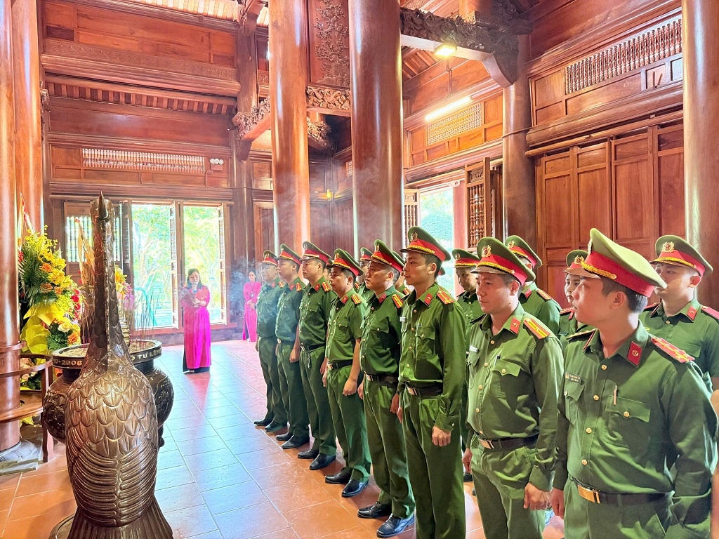 Công an phường Vinh Lộc dâng hương, dâng hoa tại Nhà tưởng niệm Chủ tịch Hồ Chí Minh 