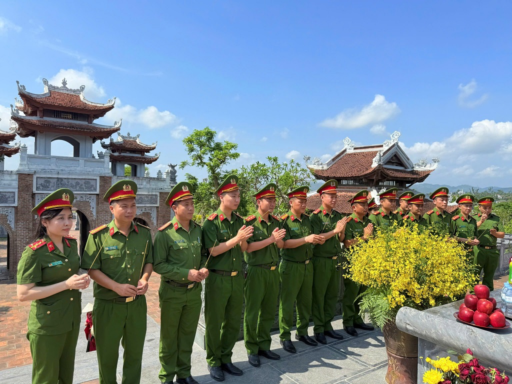 Công an phường Vinh Lộc dâng hương, dâng hoa tại Đền Chung Sơn