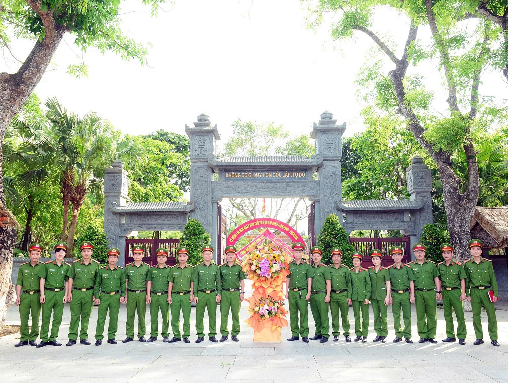 Công an phường Vinh Lộc tổ chức hành trình về nguồn tại Khu di tích Kim Liên