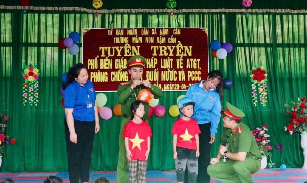 Công an xã Nậm Cắn tuyên truyền, phổ biến pháp luật tại các trường học