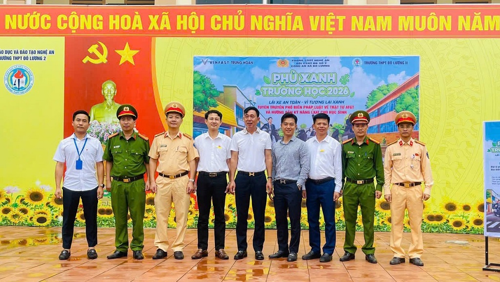 Công an xã Bạch Ngọc tuyên truyền, phổ biến pháp luật về ATGT tại Trường THPT Đô Lương 2