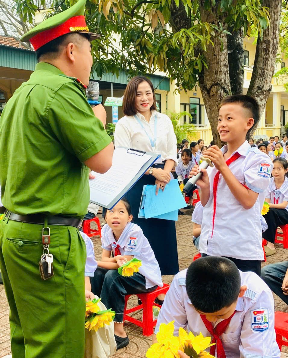 Công an xã Hải Châu tuyên truyền pháp luật về trật tự ATGT và hướng dẫn kỹ năng lái xe an toàn cho học sinh