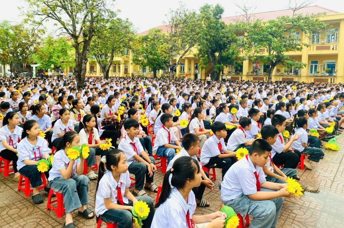 Đông đảo học sinh tham gia buổi tuyên truyền