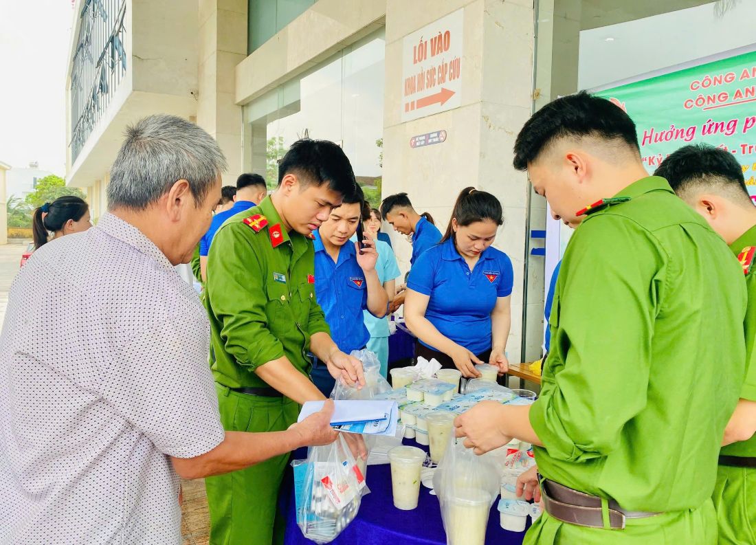 Công an xã Hùng Châu phát cháo cho bệnh nhân