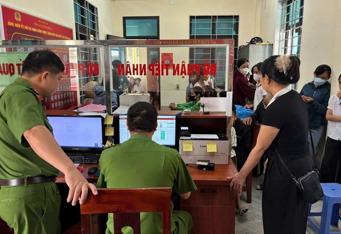 Công an xã Văn Hiến hỗ trợ người dân làm định danh điện tử