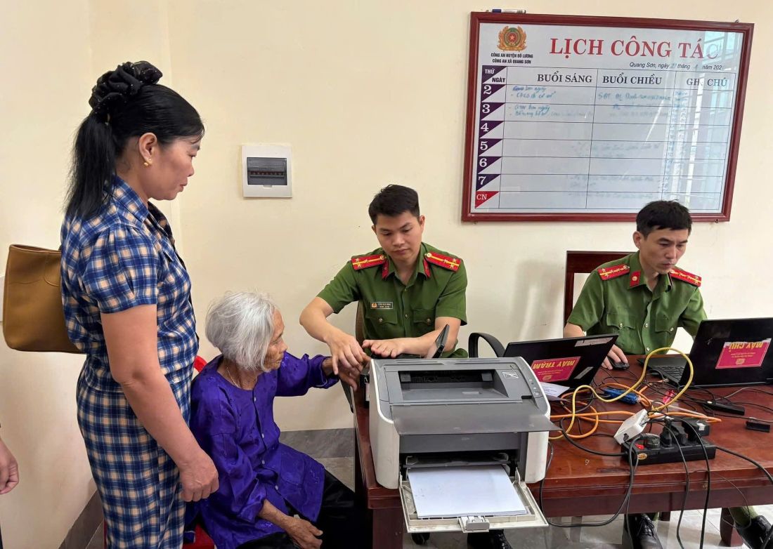 Công an xã Văn Hiến hỗ trợ người dân làm định danh điện tử và căn cước công dân