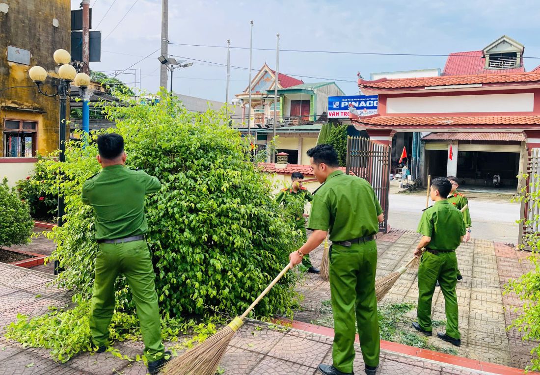 Công an xã Văn Hiến dọn dẹp vệ sinh, chỉnh trang khuôn viên Nhà bia tưởng niệm liệt sĩ