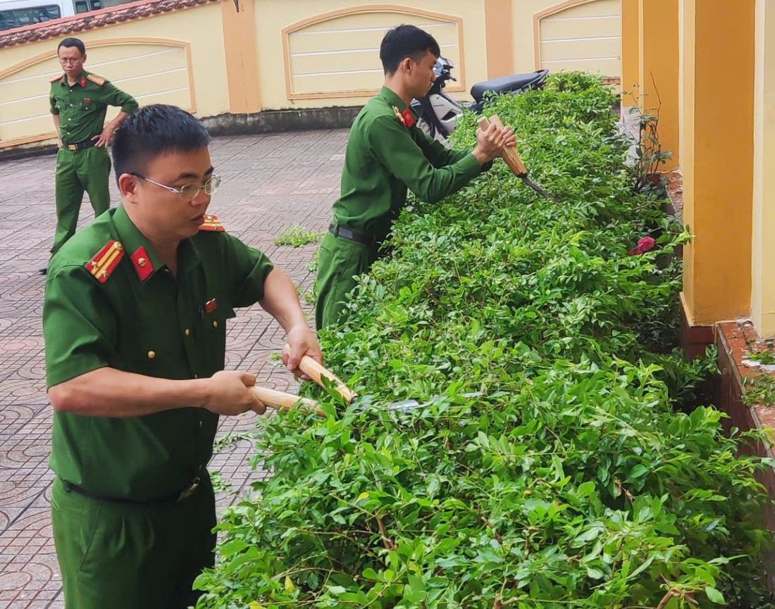 Công an xã Văn Hiến ra quân vệ sinh môi trường, chỉnh trang cảnh quan đơn vị