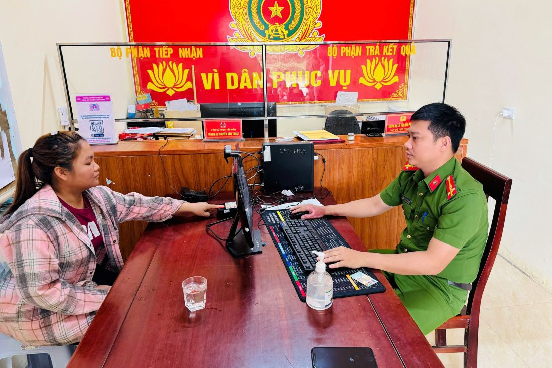 Cán bộ, chiến sĩ hướng dẫn cài đặt ứng dụng VNeID, hỗ trợ đăng ký, kích hoạt tài khoản định danh điện tử mức 2