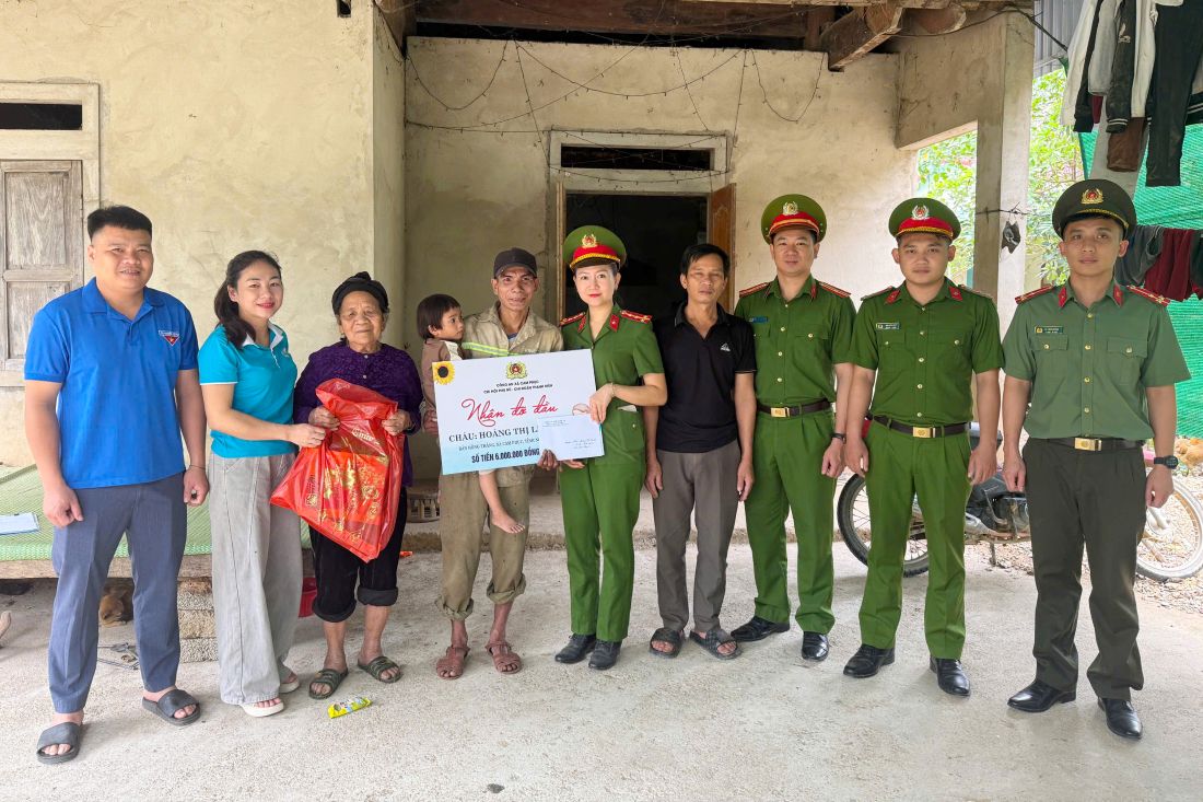 Công an xã Cam Phục đỡ đầu trẻ em có hoàn cảnh khó khăn