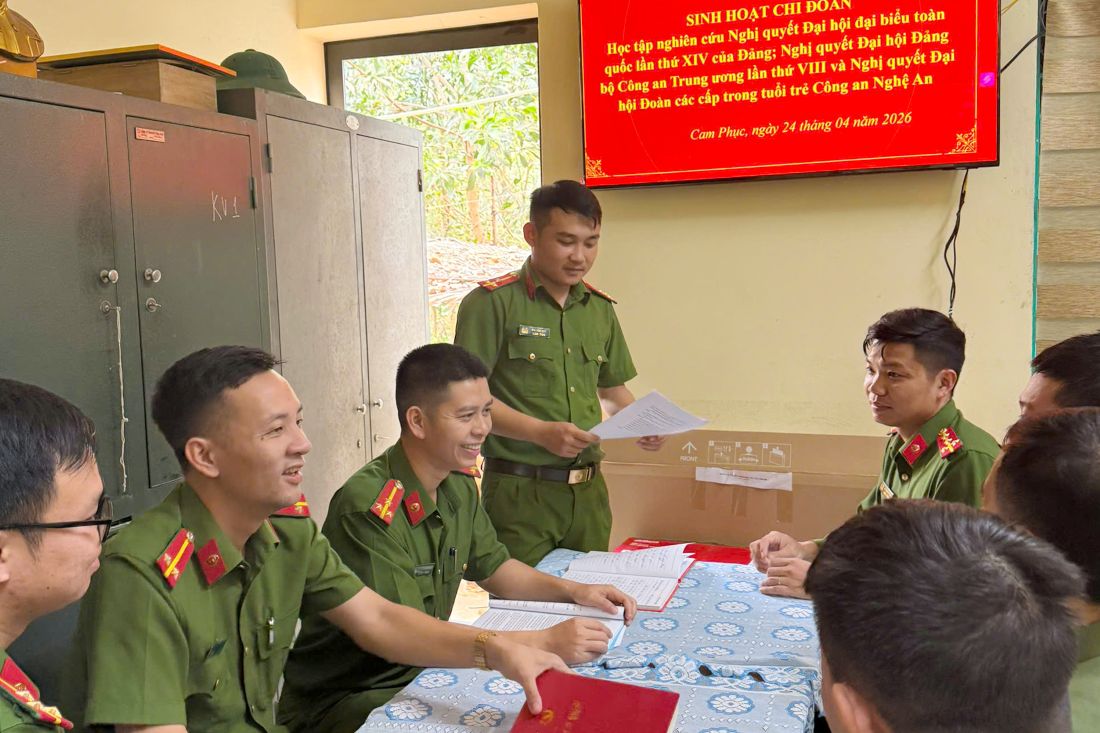 Công an xã Cam Phục học tập, nghiên cứu Nghị quyết Đại hội đại biểu toàn quốc lần thứ XIV