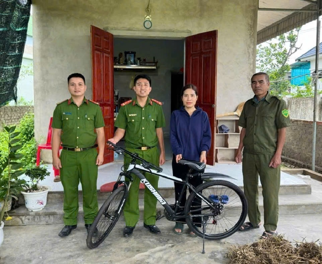 Công an phường Vinh Lộc trao quà tặng trẻ mồ côi, học sinh nghèo vượt khó