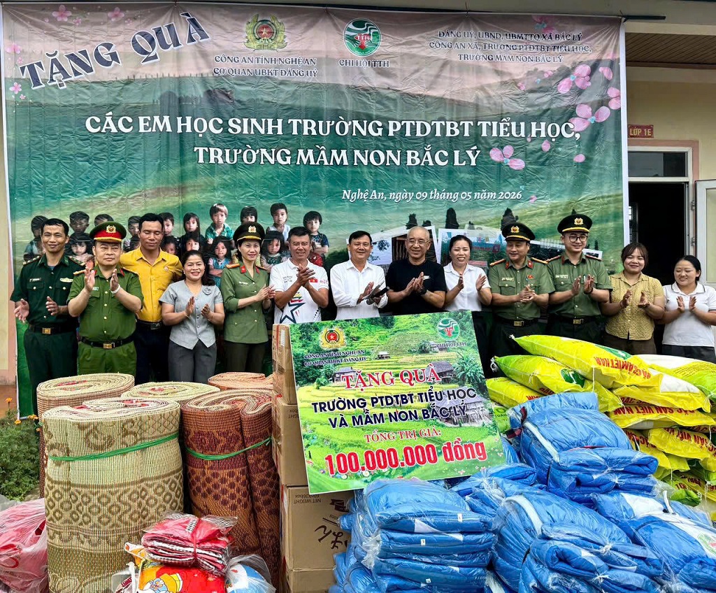 Trao quà tặng học sinh tại xã Bắc Lý