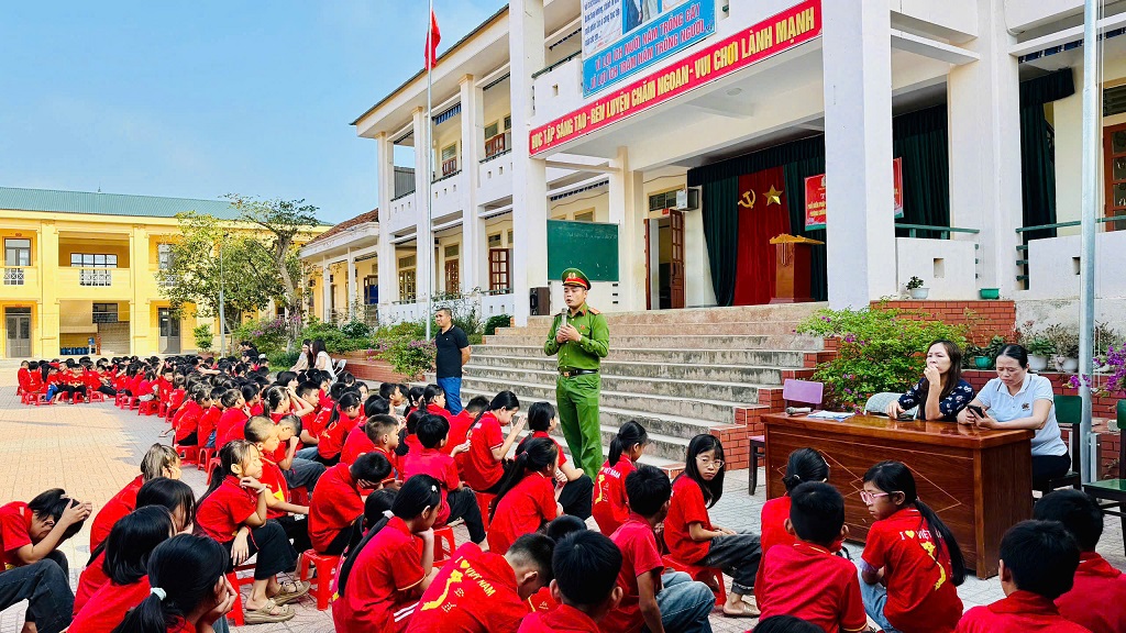 Công an xã Bích Hào tuyên truyền, phổ biến pháp luật tại Trường Tiểu học Thanh Tùng