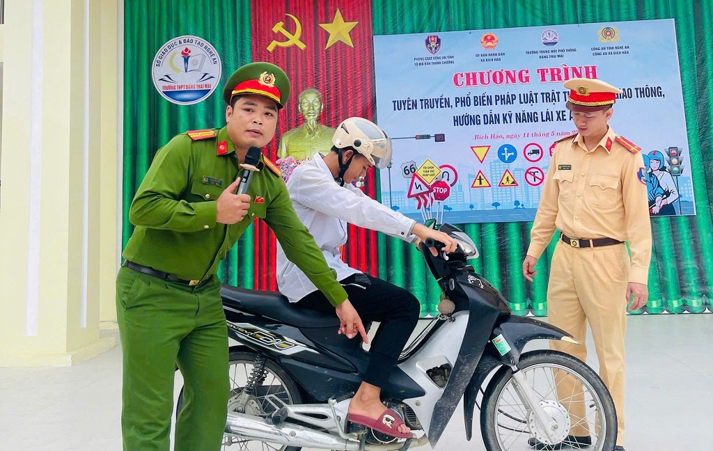 Công an xã Bích Hào tuyên truyền, phổ biến giáo dục pháp luật vè ATGT, PCCC và phòng, chống đuối nước tại Trường THPT Đặng Thai Mai