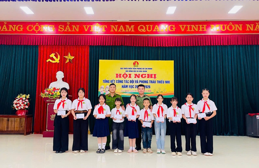 Tặng quà đội viên có thành tích xuất sắc trong học tập và tích cực tham gia các phong trào Đội