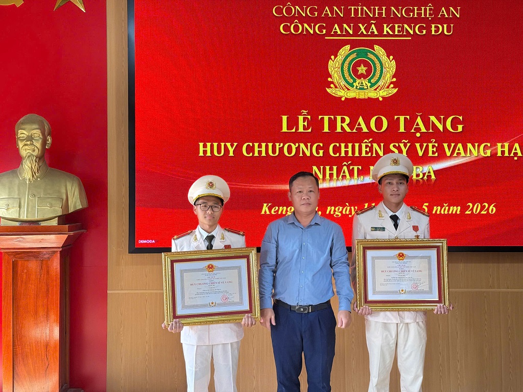 Công an xã Keng Đu tổ chức lễ trao tặng Huy chương Chiến sỹ vẻ vang