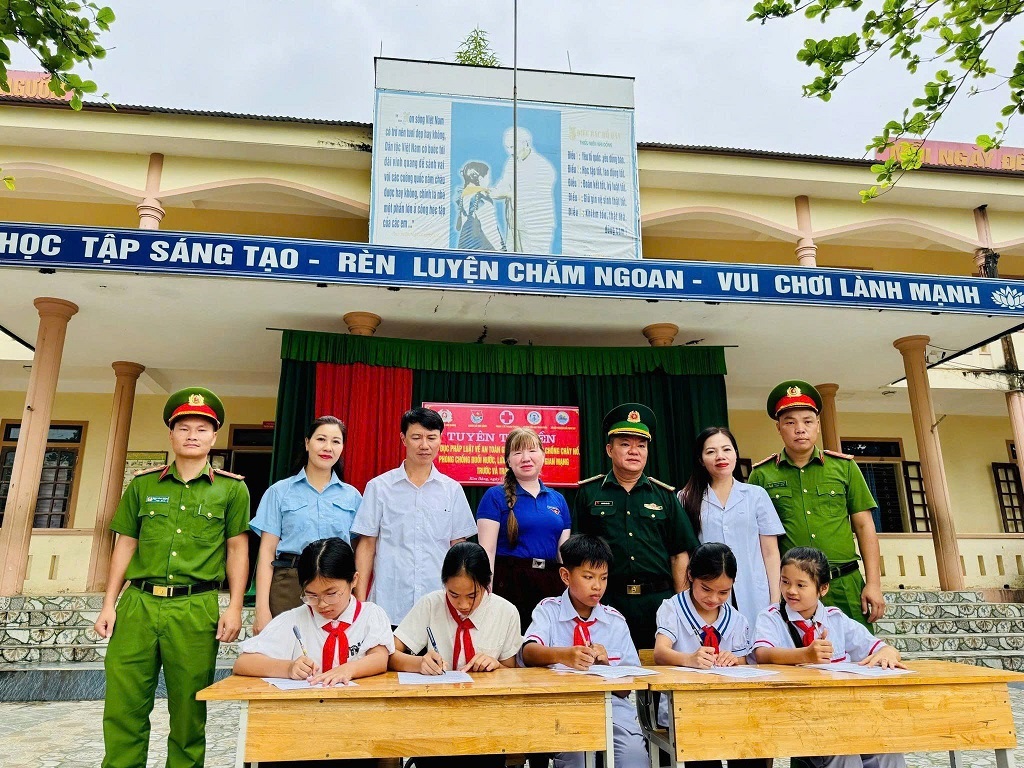 Công an xã Kim Bảng tổ chức buổi tuyên truyền tại Trường Tiểu học Thanh Thủy