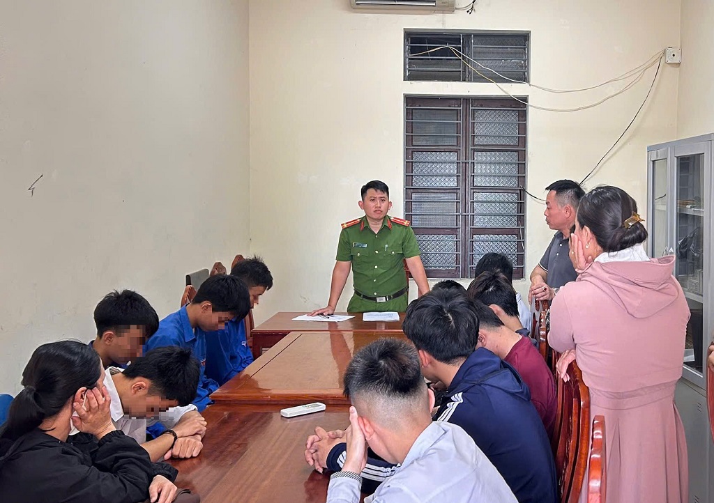Công an phường Vinh Lộckiểm danh, kiểm diện theo quy định; đồng thời tuyên truyền, giáo dục pháp luật, định hướng nhận thức và hành vi, giúp các em hiểu rõ hậu quả của những hành vi vi phạm pháp luật   